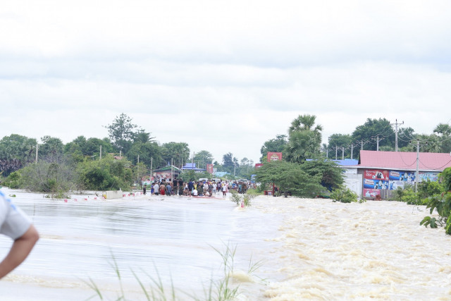  Four people killed in Cambodia flash floods 