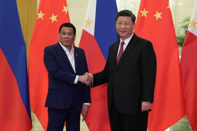  Philippines' Duterte to visit Beijing amid China sea tensions