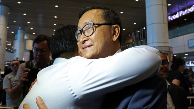 Sam Rainsy Arrives in Malaysia 