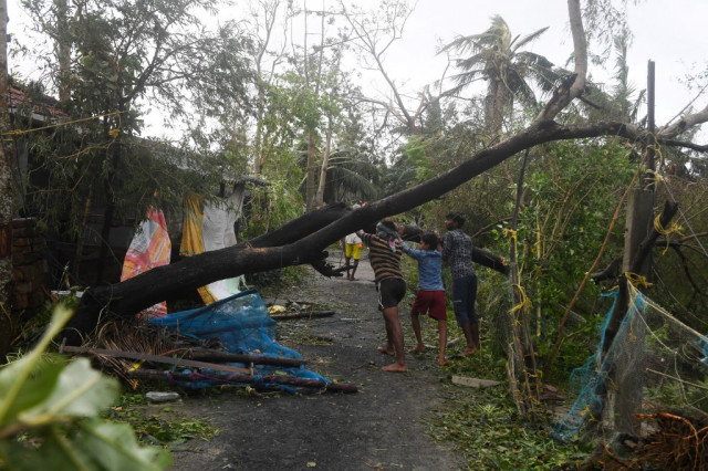 Six dead as Cyclone Bulbul smashes into India, Bangladesh coasts