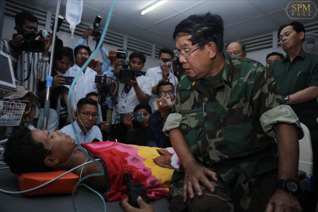 Hun Sen to send victims and their families money from Kep building accident