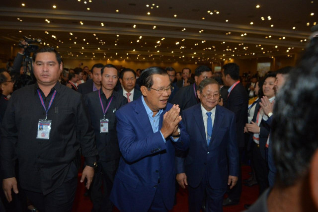 Hun Sen Asks Journalists to Fight Fake News 