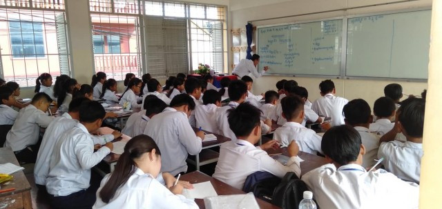 More Cambodian Schools Ban Smartphones 