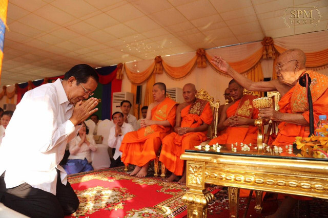 Hun Sen Tells Buddhist Monks They Must Help Maintain Peace 