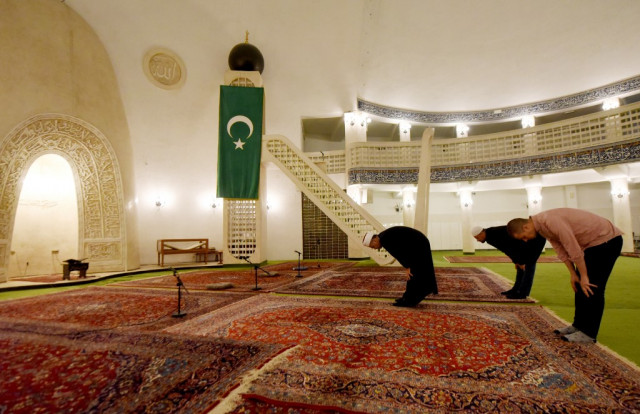 Muslims start Ramadan under lockdown as US beefs up virus support