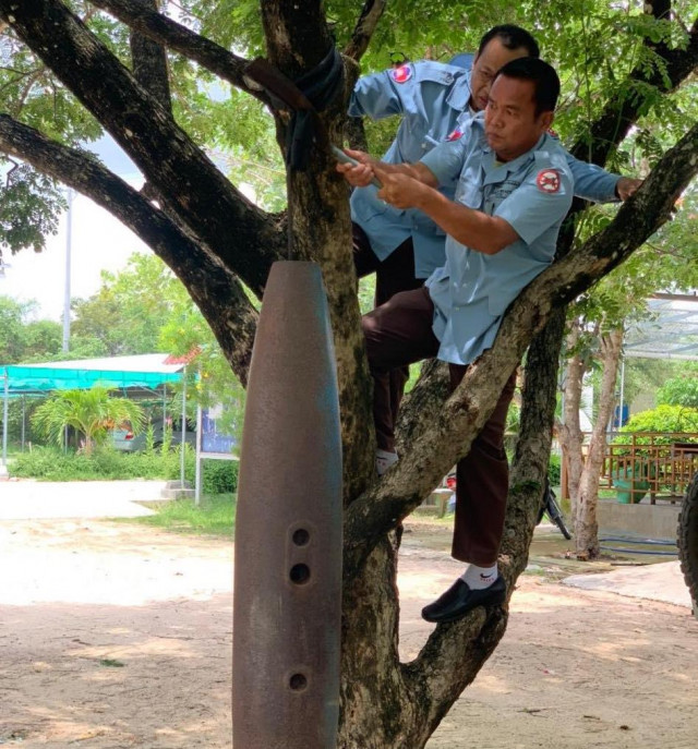 CMAC Takes Away a Bomb Casing Used as a Bell at a School in Prey Veng Province