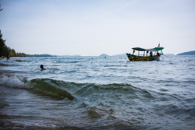 Cambodia advises sea travelers, fishermen to be extra-vigilant over heavy rainfall, high waves