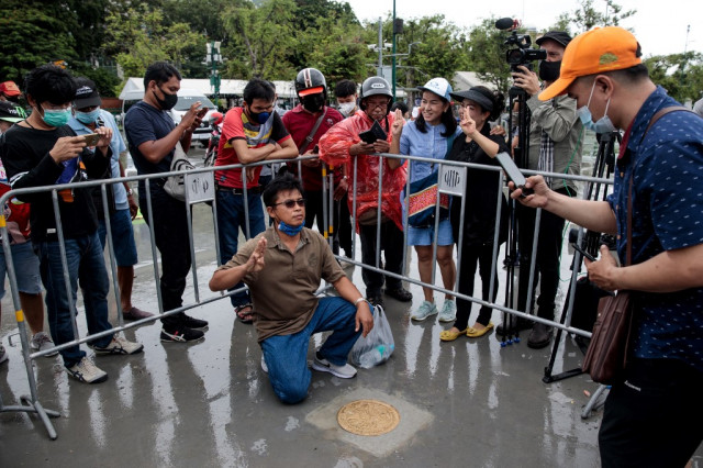 Thai protesters defy monarchy with 'People's Plaque'