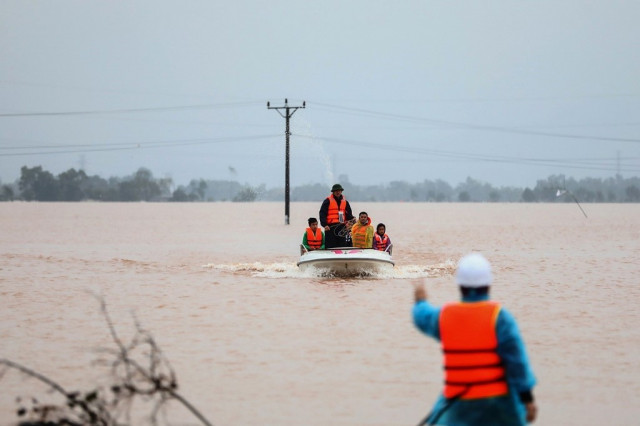 Floods kill 111 in central Vietnam, Storm Saudel on the way