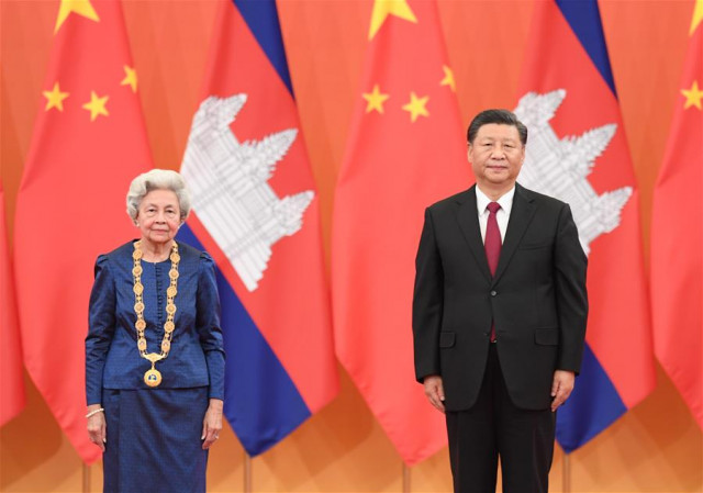 Xi awards Cambodian Queen Mother China's friendship medal