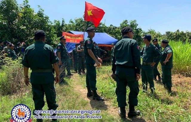 Vietnam Removes Wooden Buildings in Disputed Area along the Border in Kandal Province