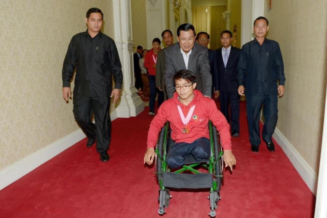 Hun Sen Calls on the Public and Private Sectors to Hire People with Disabilities