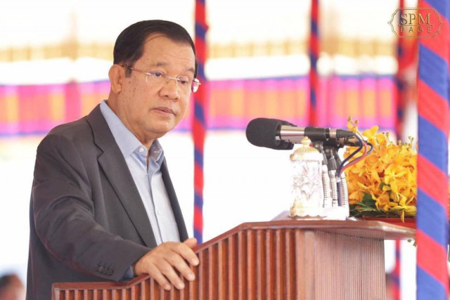 Hun Sen Tells the Health Authorities to List Cambodians Wishing to Be Vaccinated for COVID-19