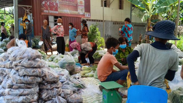 Farmers in Kandal Province Prepare Fruit and Vegetables to Help Phnom Penh’s Needy