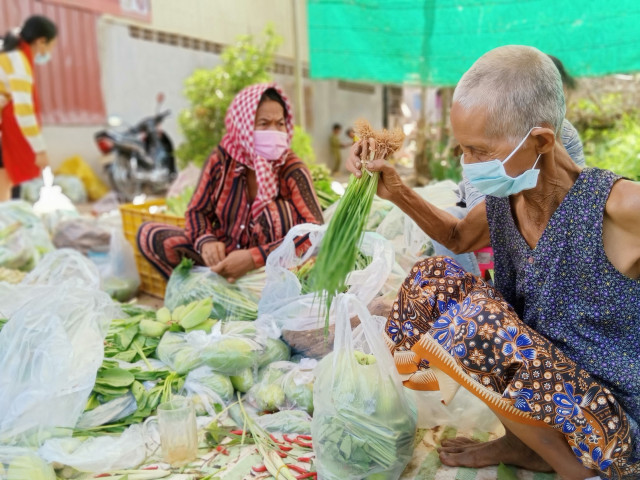 Vegetable and Fruit Donations Shipped to Takhmao City and Phnom Penh