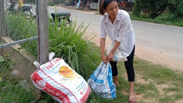 Provincial Residents Rush to Send Goods to Relatives in Capital