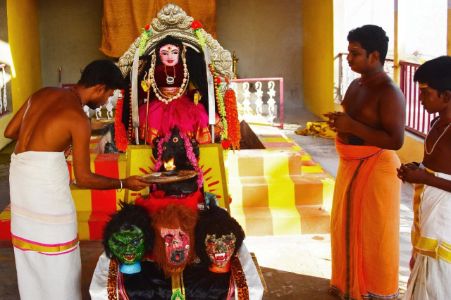 Indian priests pray for mercy from coronavirus 'Goddess'