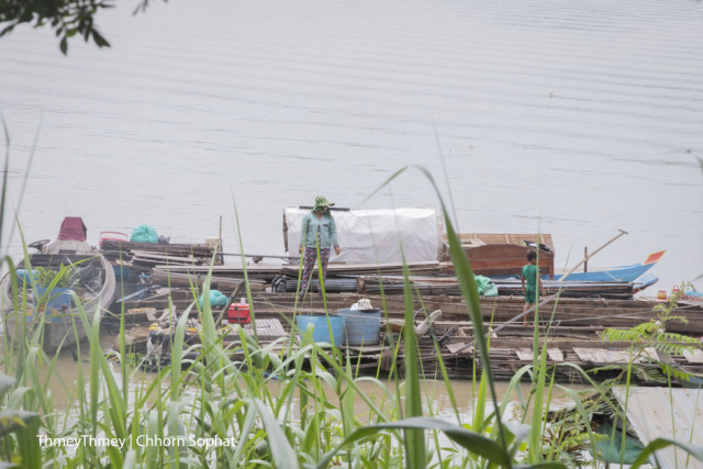 People Living Illegally on the Tonle Sap River Are Moving Floating Homes and Fish Farms as Ordered