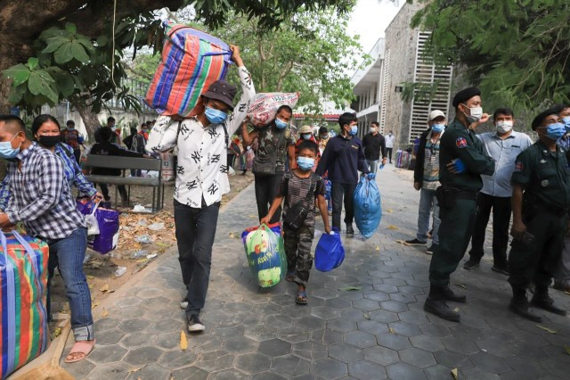 Cambodian Migrant Workers Stuck in Thailand with COVID-19 as Border Closes