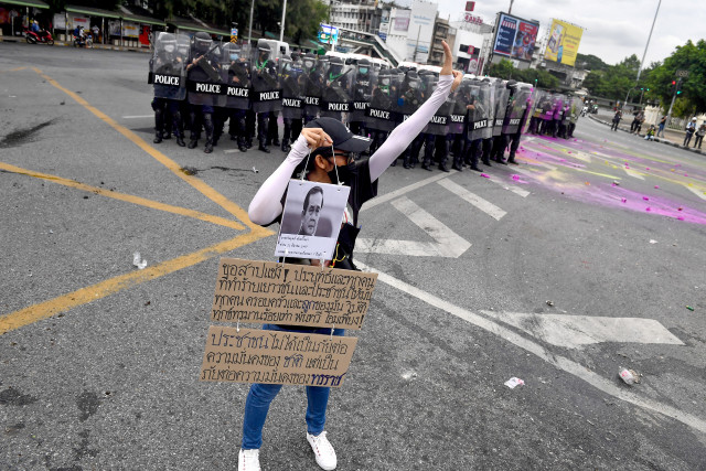 Thai police crack down on protest with rubber bullets