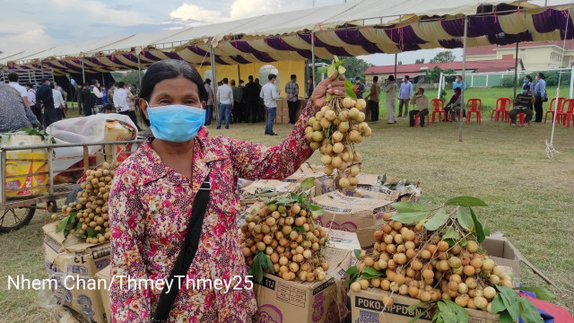 Hun Sen Directs Aid to Poor Longan Farmers