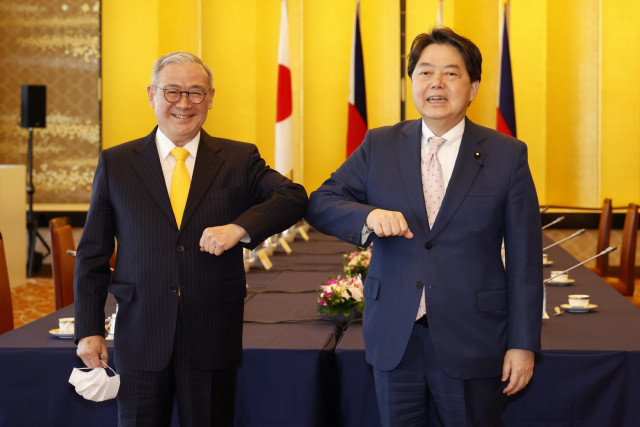 Japan, Philippines agree to boost security ties