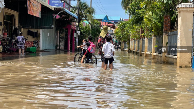Phnom Penh’s Residents Complain of Prolonged City Floodings