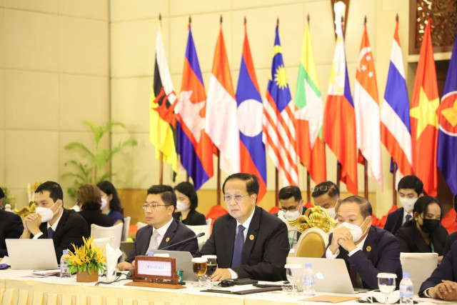 ASEAN Economy Ministers Meet with Regional Trade Partners