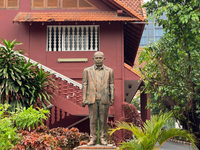Students Immortalize Vann Molyvann in a Sculpture to Mark the Architect’s Work for the Country