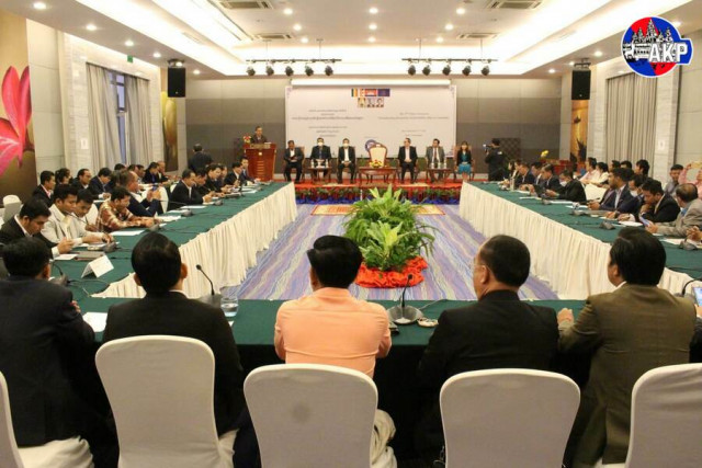 Hun Sen Urges Journalists to Adhere to Professional Ethics 