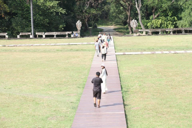 Angkor Wat Walkways to Protect Greenery