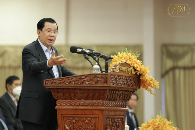 PM Hun Sen Scolds Ministers for Slackness and Document Errors