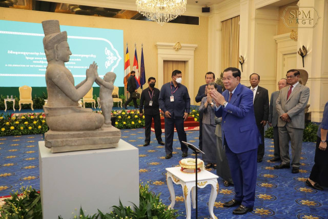 Hun Sen Urges Foreign Owners of Looted Khmer Antiquities to Return Them to the Country