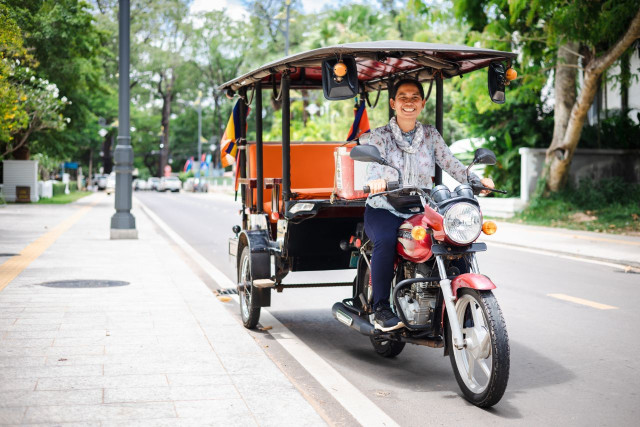Female Tuktuk Driver Hopes to Take PM on a City Tour