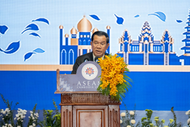 Cambodian PM Urges NATO, U.S. Allies to Oppose U.S. Plan to Supply Cluster Bombs to Ukraine