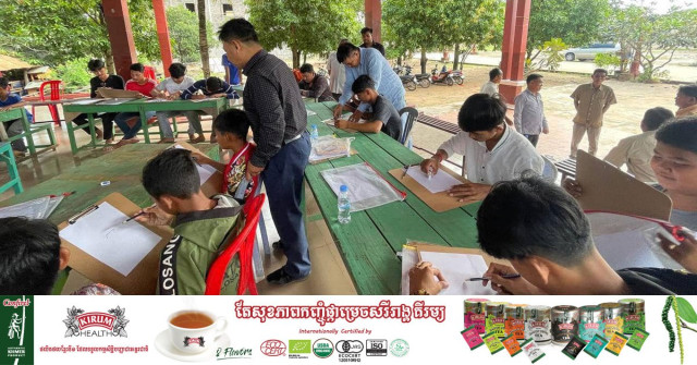 The Ministry of Culture Teaches Youths how to Make Lakhon Khol Masks