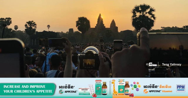 Spring Equinox Draws Thousands to Angkor Wat