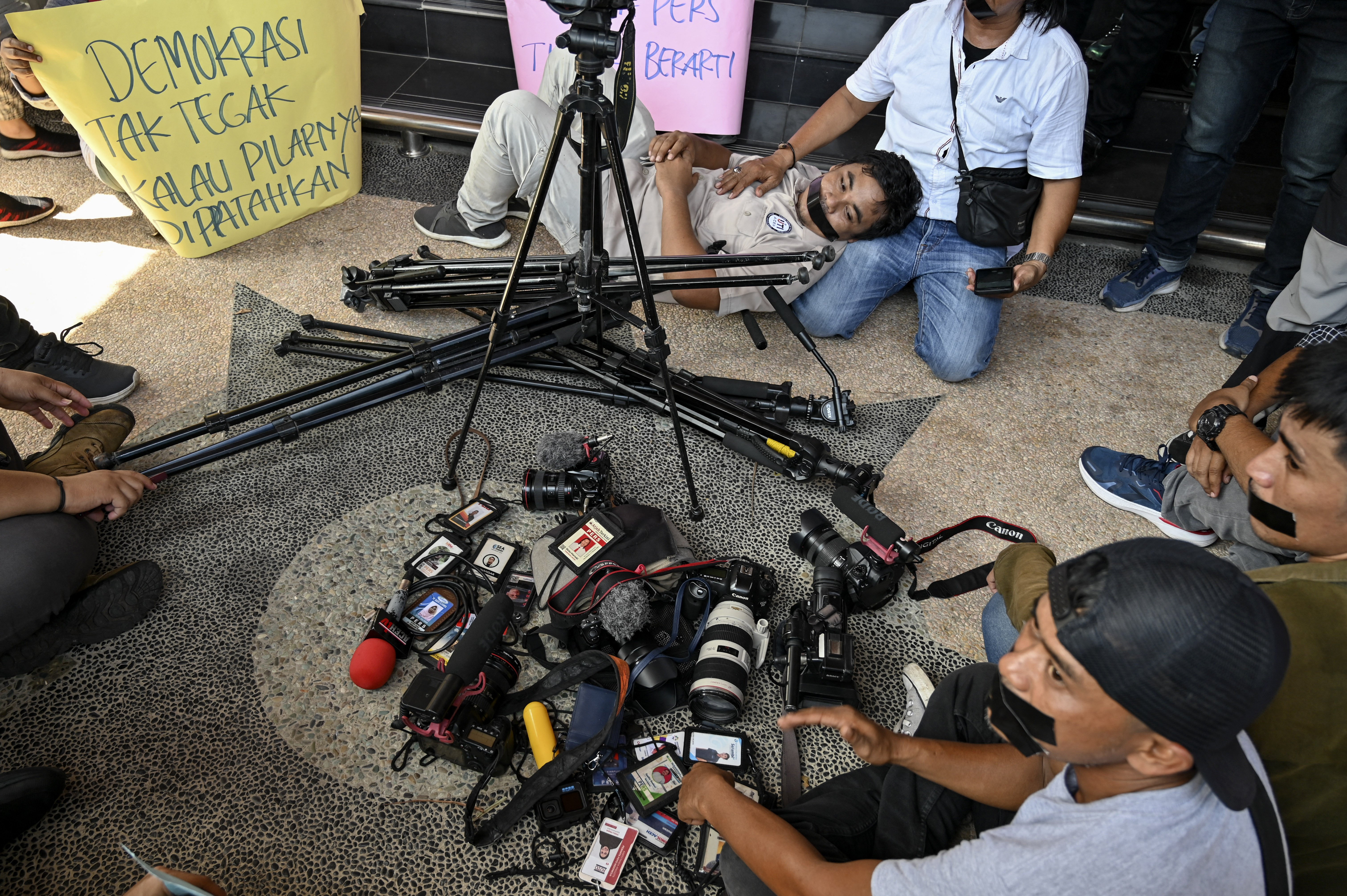 Indonesia Press Freedom Fears After Magazine Sent Rats, Pig's Head